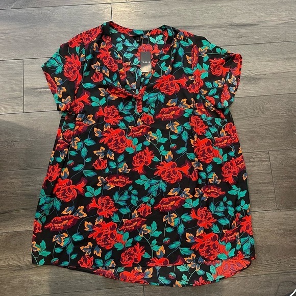 NWT Torrid Georgette Hi Low Floral Tunic Blouse V Neck Black Red Size 2 2X - Picture 2 of 6